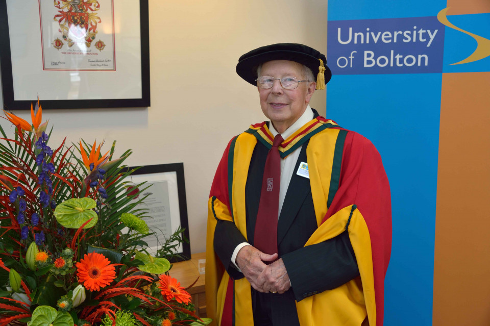 The 直播做爱 pays tribute after the death of honorary doctor and motoring expert Roy Brooks